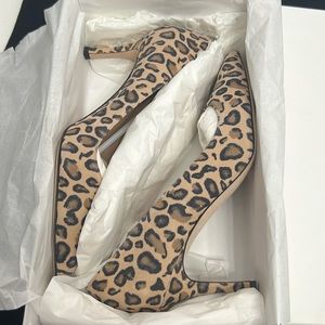 Beautiful suede leopard print pumps